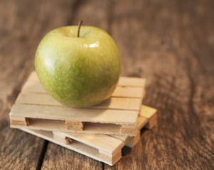 pomme verte sur palette de transport