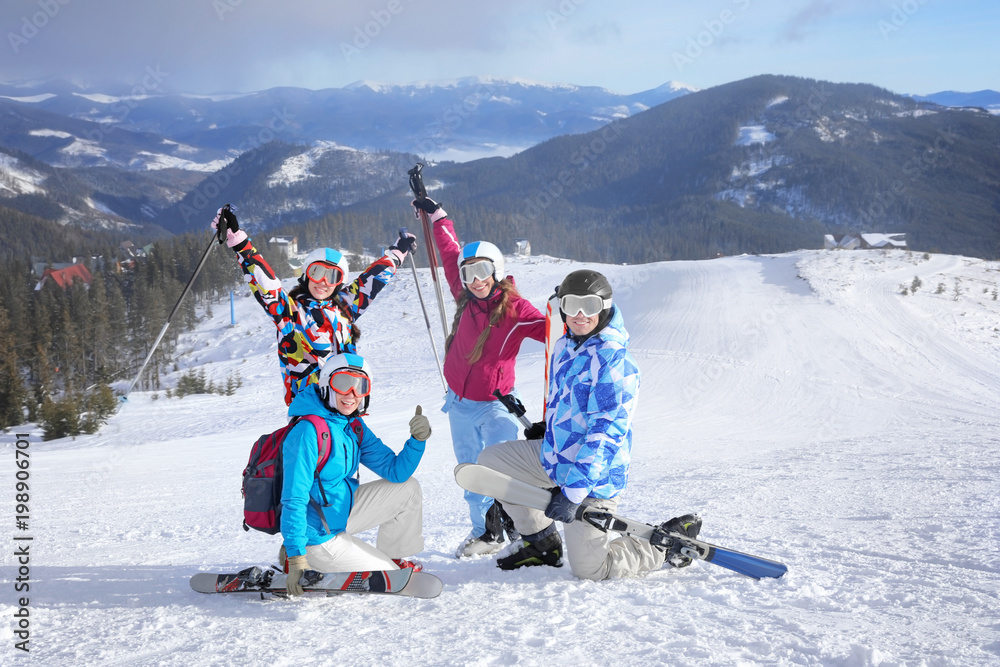 Poster Happy friends on ski piste at snowy resort. Winter vacation