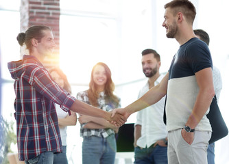 Obraz premium zbliżenie uścisk dłoni partnerów biznesowych