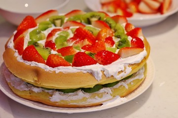 フルーツとクリームたっぷりのパンケーキ