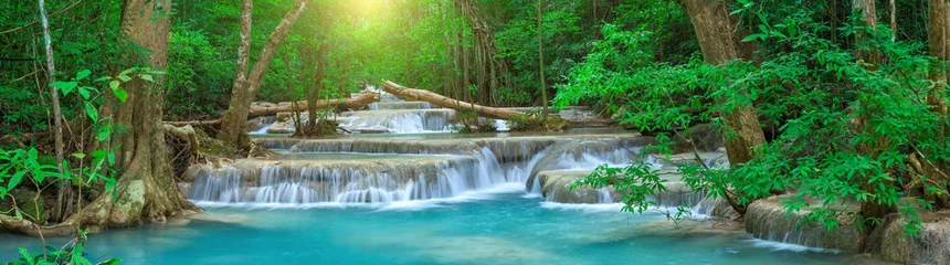 Fototapeten Panoramischer schöner tiefer Waldwasserfall in Thailand © yotrakbutda