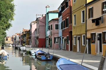 Fototapeta na wymiar Farbenfroh bemalte Häuser, Boote im Kanal von Burano, Burano Insel in der Lagune von Venedig, Italien, Europa