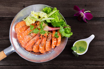 baked shrimp with salt in pot. Thai style