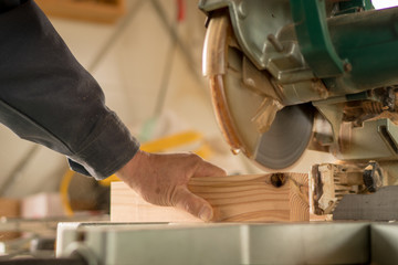 大工 ノコギリ 作業風景