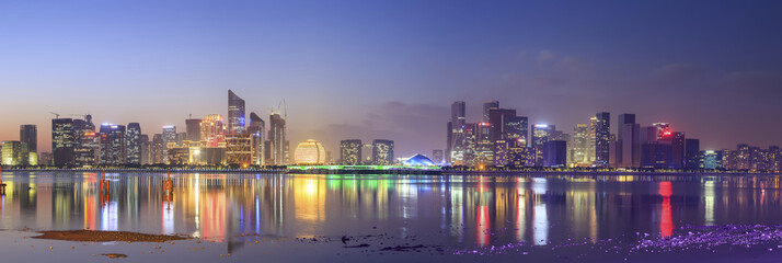 Naklejka premium Panoramę miasta nocą Hangzhou
