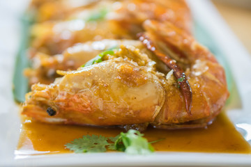 Deep fried shrimp platter with tamarind sauce