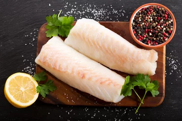 Foto auf Acrylglas Fish frisches Fischfilet mit Zutaten zum Kochen