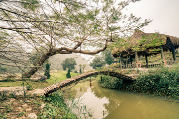 Obraz premium a bamboo bridge in vietnam leads to a temple