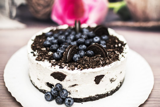 Home made cheesecake without baking with blueberries and chocolate 