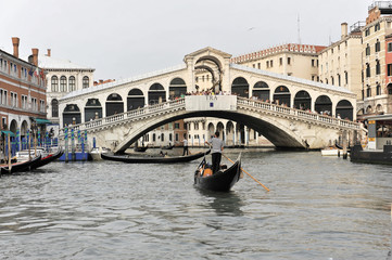 Fototapeta na wymiar Canal Grande mit Booten, Gondeln und Rialto-Brücke, Venedig, Venetien, Italien, Europa