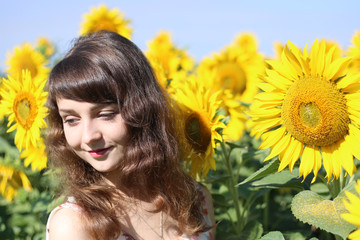 Naklejka premium girl in a field of sunflower