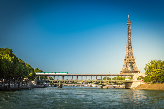The Eiffel tower and the Seine river