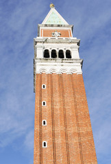 Fototapeta na wymiar Campanile, Glockenturm in Venedig, Italien, Europa
