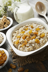 Oatmeal with raisin