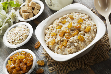 Oatmeal with raisin