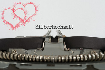 Eine Schreibmaschine und das Wort Silberhochzeit