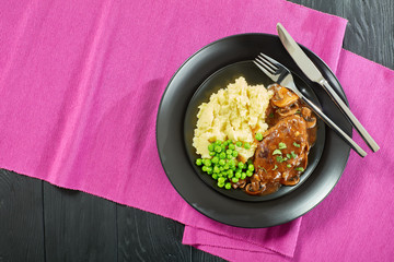 salisbury beef steaks with mashed potatoes