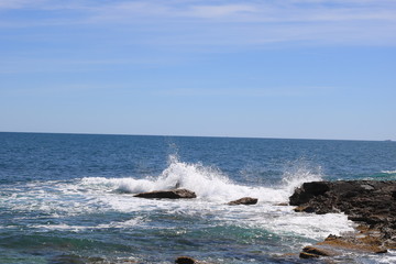 Wellen spritzen über Steine