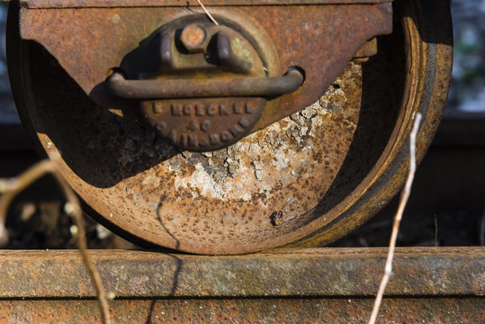 Altes rostiges Eisenbahnrad, rostiger Waggon Radsatz, marode Eisenbahn