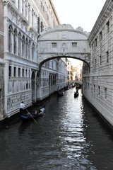 Obraz na płótnie Canvas Seufzerbrücke über Kanal Rio di Palazzo, links Dogenpalast, rechts Gefängnis, Venedig, Veneto, Italien, Europa