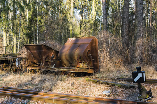 Alte Loren im Wald, Bergbaulore, rostige Loren im Wald