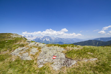 Naklejka premium Hiking mark red white red on rock and mountain Dachstein