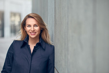 Bewerbungsfoto einer erfolgreichen blonden Frau