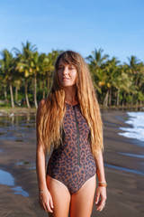 Obraz premium Beautiful girl with long hair posing on tropical beach