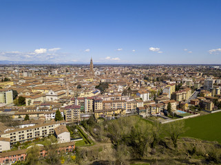 Vista area della città di Cremona, Lombardia, Italia. Cattedrale e Torrazzo di Cremona, la torre campanaria più alta d’Italia alta 112 metri