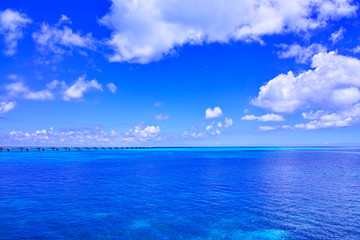 Fototapeta premium 真夏の宮古島・下地空港の誘導灯のある海