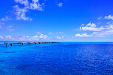 Obraz premium 真夏の宮古島・下地空港の誘導灯のある海