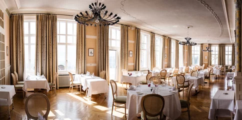 Rolgordijnen Restaurant Art Nouveau eetkamer met een kroonluchter en gedekte tafels