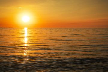 Obraz premium Beautiful sunset over the ocean. Sunrise in the sea