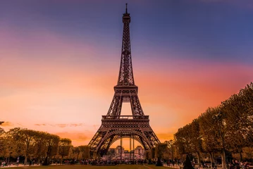 Gordijnen Eiffeltoren in Parijs in de schemering, met lucht in verschillende kleuren © Antonello 