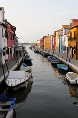Fototapeta na wymiar Farbenfroh bemalte Häuser, Boote im Kanal von Burano, Burano-Insel in der Lagune von Venedig, Italien, Europa