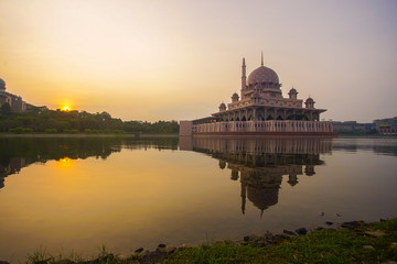 Fototapeta na wymiar Mirror reflection of beautiful Putra Mosque in the lake during sunrise.