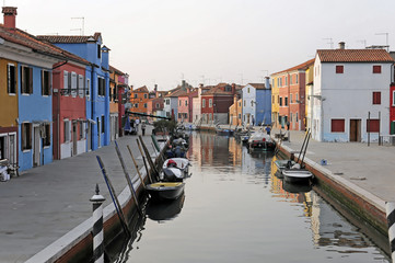 Fototapeta na wymiar Farbenfroh bemalte Häuser, Boote im Kanal von Burano, Burano-Insel in der Lagune von Venedig, Italien, Europa