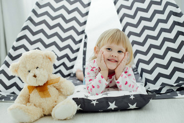 child in wigwam © Татьяна Никитина