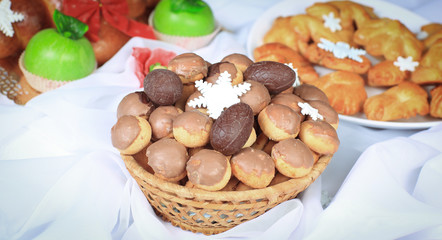 Fototapeta premium freshly baked scones and cakes to the Christmas holiday.