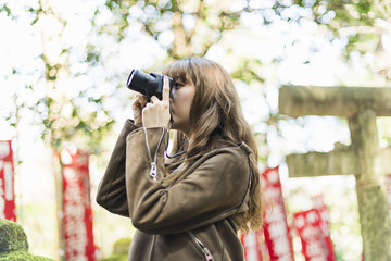 女子 一人旅行　カメラ女子