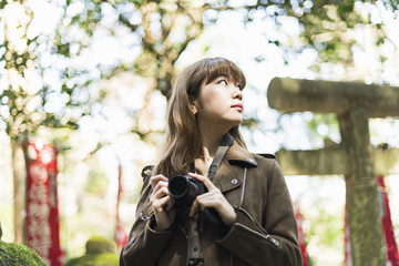 女子 一人旅行　カメラ女子