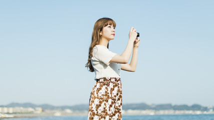 女子 一人旅行　カメラ女子　海 港