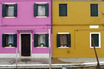Obraz na płótnie Canvas Bunte Hausfassade, Hausfront, Hauseingang, Fenster, Burano, Insel Burano, Venedig, Venetien, Italien, Europa