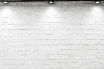 Empty white wall with halogen with lamps. - 198998931