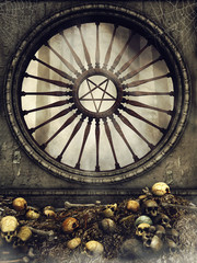 Gotyckie okno z pentagramem, czaszkami i pajęczynami