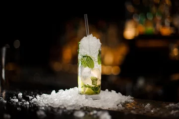 Tuinposter alcoholische cocktailmojito in een kristalglas © fesenko