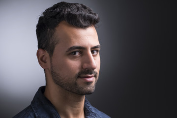 Obraz premium Portrait of a man with dark hair and facial hair, smiling
