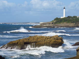 Phare de Biarritz avec de grosses vagues se fracassant sur les rochers (France)