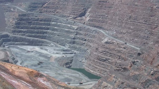 Mining Trucks fahren aus der Mine, Super Pit Goldmine in Kalgoorlie Boulder, größte Goldmine, Westaustralien, Australien