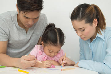 Obraz premium Concept Family. Familys are drawing activities in the home. Family is doing happy activities. Parents are teaching drawing children.